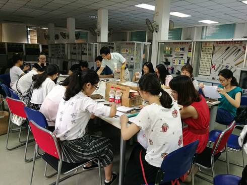 说明: E:\人文实践平台\人文平台网页照片\绣坊\IMG_20160626_091610_1.jpg